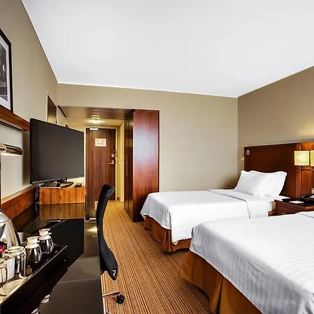 Courtyard By Marriott Airport