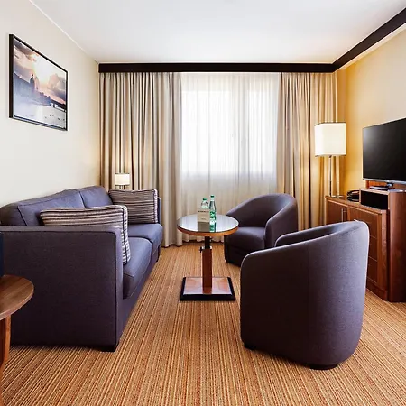 Courtyard By Marriott Airport