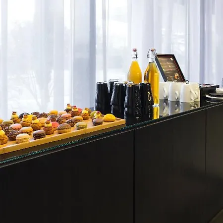 Courtyard By Marriott Airport